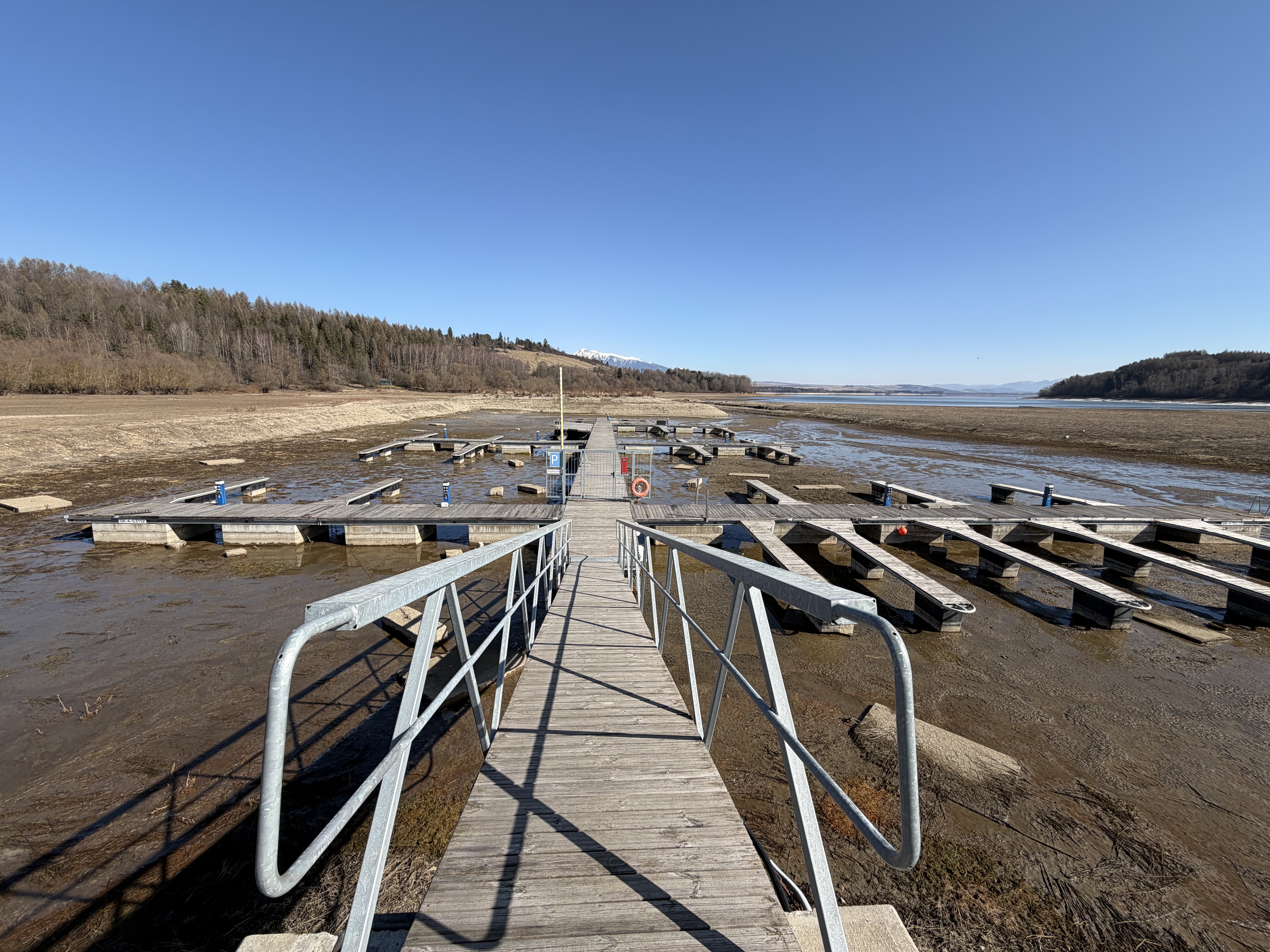 Nízka hladina — mólo na suchu