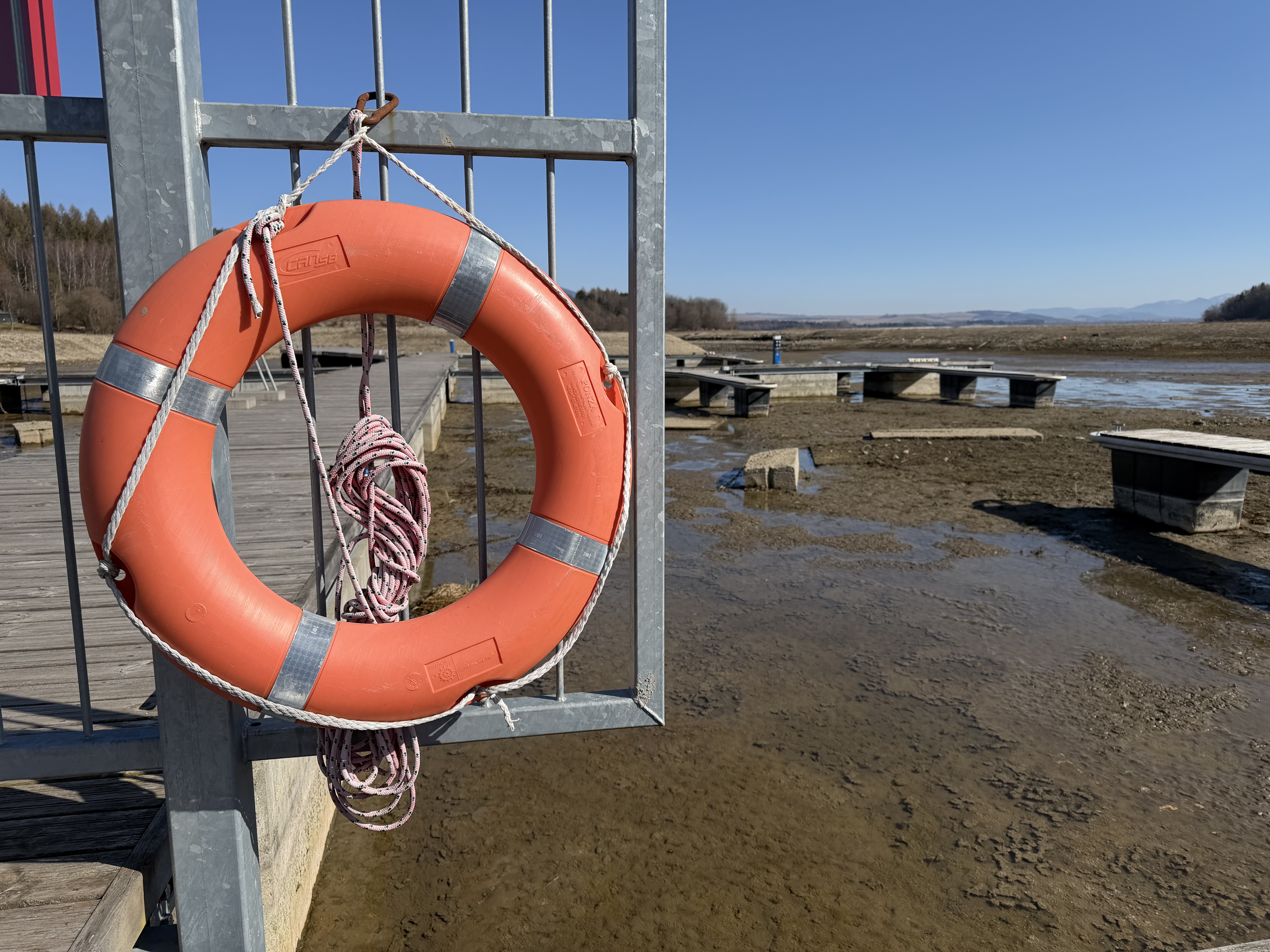 Záchranný kruh nad prázdnym dnom