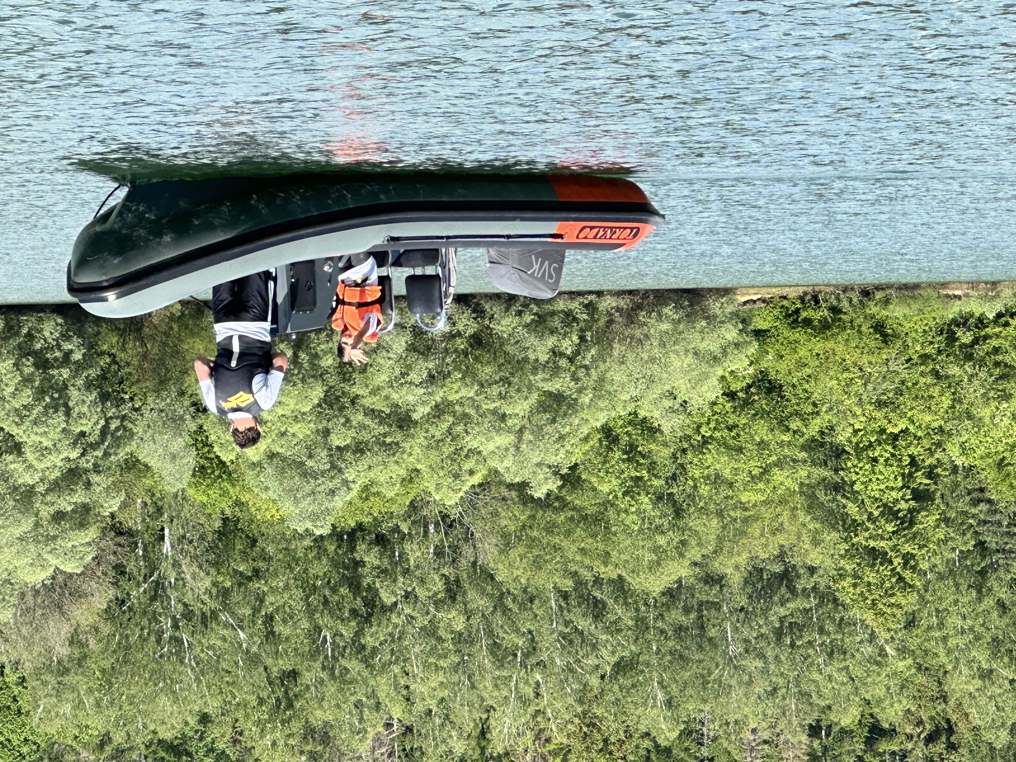 Loď na brehu pri plnej vode