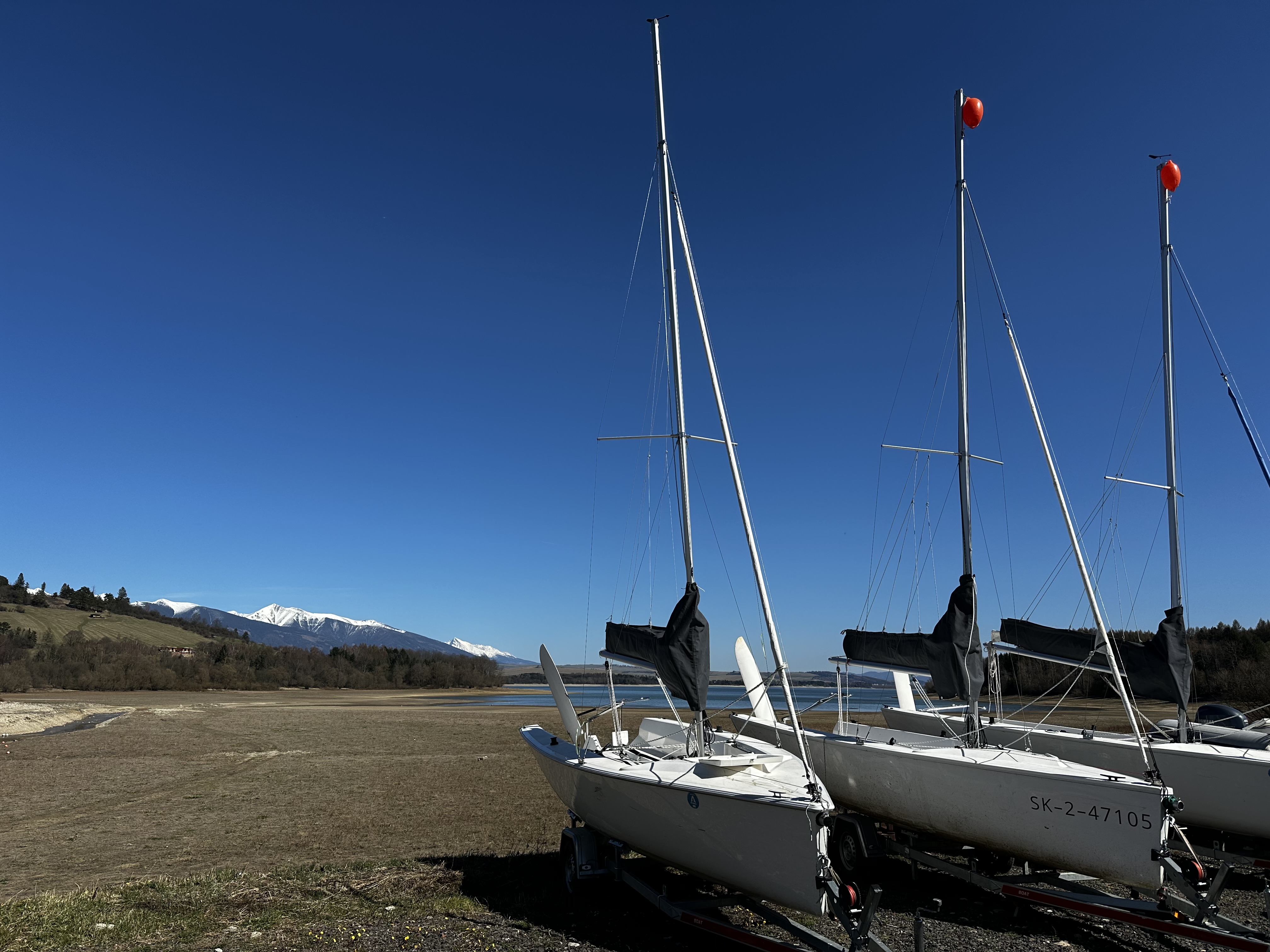 Plachetnice na suchom dne priehrady